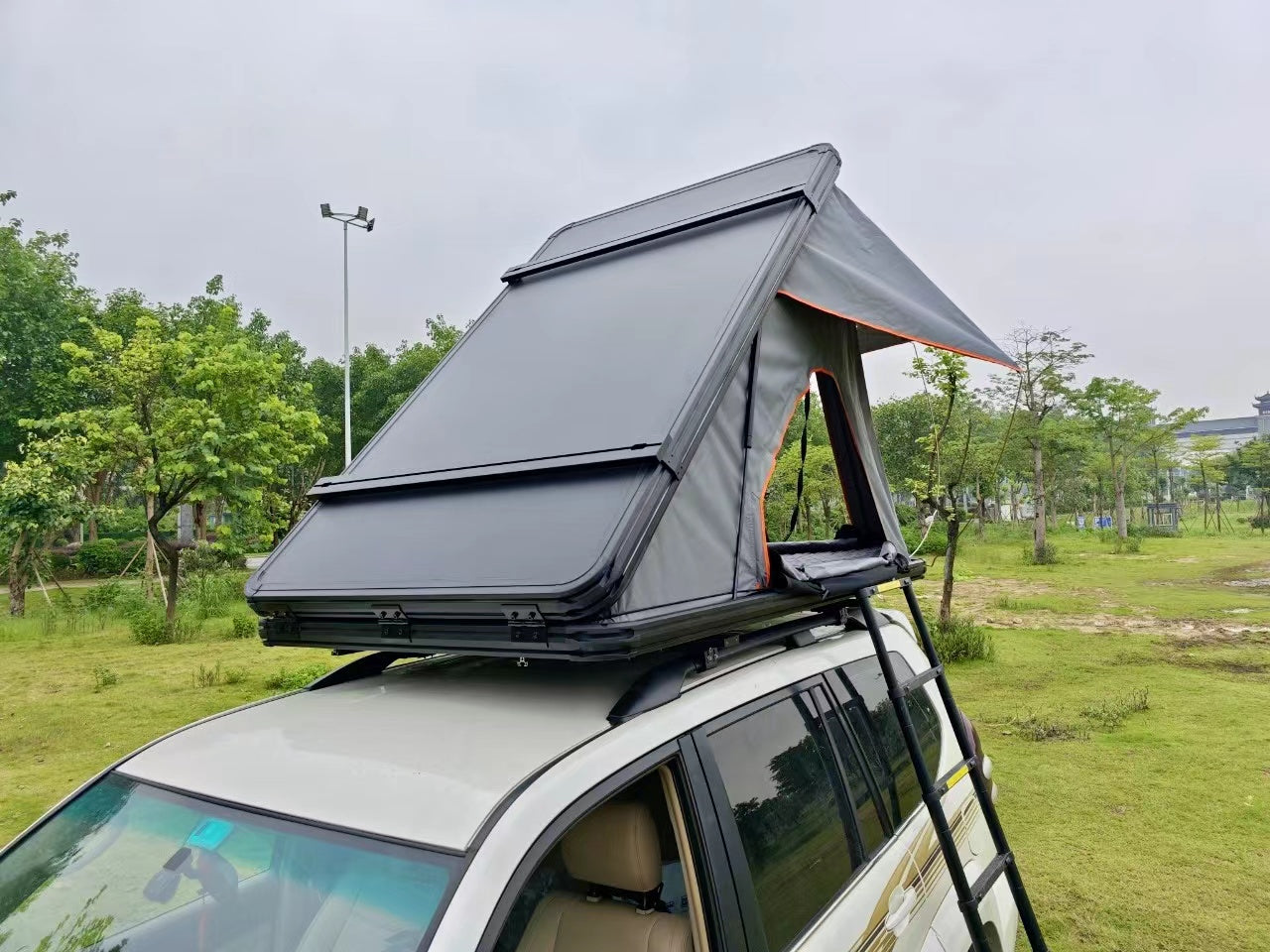 Versatile Rooftop Tent with Aluminum Alloy Triangle Tent – Durable and Innovative Camping Gear