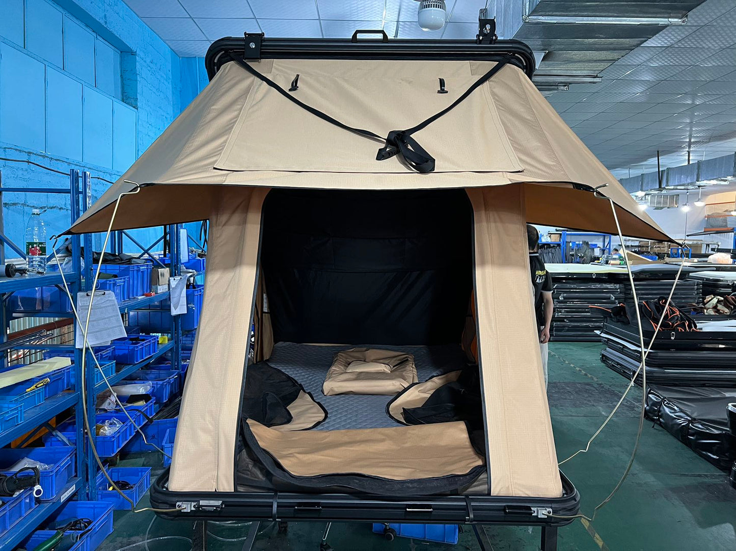 Versatile Rooftop Tent with Aluminum Alloy Triangle Tent – Durable and Innovative Camping Gear