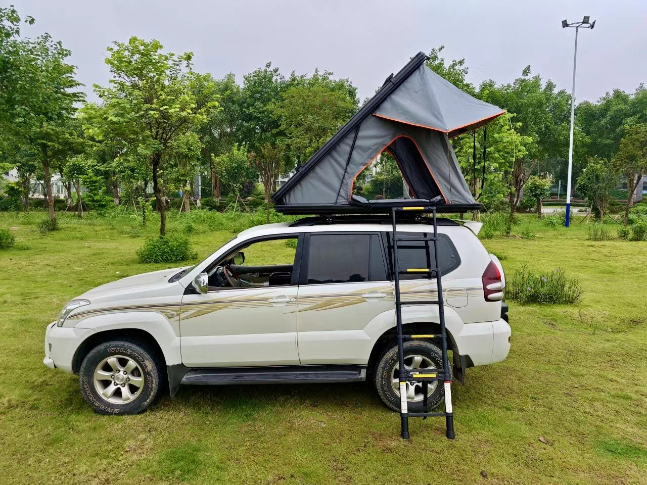 Versatile Rooftop Tent with Aluminum Alloy Triangle Tent – Durable and Innovative Camping Gear